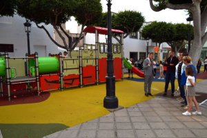 Gáldar renueva los parques infantiles de la Plaza de los Faycanes y los dúplex del Faro de Sardina