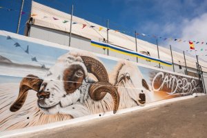G&aacute;ldar inaugura en Caideros un mural dedicado a la tradici&oacute;n ganadera