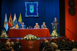 Guía de Gran Canaria rinde, en un acto institucional, homenaje a Pedro González Sosa y nombra, oficialmente, a Sergio Aguiar Castellano como nuevo cronista oficial