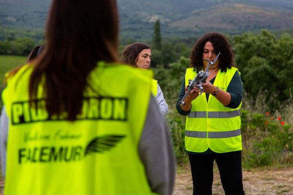 La escuela ‘FADEMUR Vuela’ reanuda en Andalucía sus cursos gratuitos de pilotaje de drones para mujeres rurales