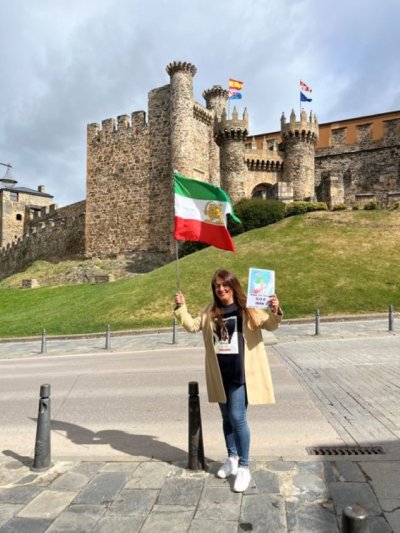 Maryam Eftekharian, activista iran&iacute; en defensa de los derechos humanos, ofrece una conferencia en la Casa-Museo Le&oacute;n y Castillo