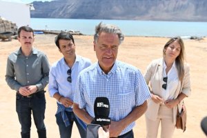 López Aguilar defiende la “singularidad” de La Graciosa como referente medioambiental para Europa