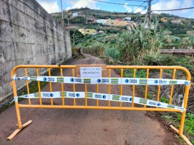 Gu&iacute;a: La aparici&oacute;n de una cueva bajo la carretera de Hoya del Pedregal obliga al cierre total de esta v&iacute;a de las median&iacute;as guienses