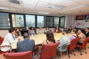La consejera de Desarrollo Económico recibe a los 10 estudiantes de la Escuela Superior de Diseño y del ciclo de Moda del Instituto La Minilla