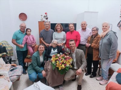 El Ayuntamiento de la Aldea de San Nicolás homenajea a Adela Godoy por su 102 cumpleaños