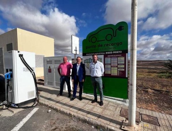 Los polígonos industriales de Puerto del Rosario cuentan con tótems identificativos y nuevos puntos de recarga para coches eléctricos