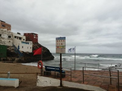 Gáldar: Cerrada al baño Los Dos Roques por la aparición del dragón azul, un molusco venenoso similar a la medusa