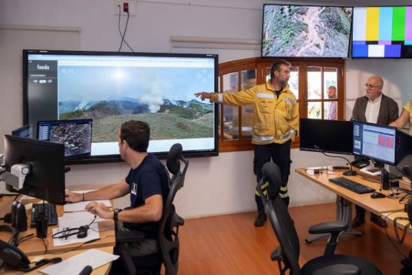 Un helicóptero junto a equipos de bomberos forestales y del Consorcio de Emergencias de Gran Canaria se desplazan a Tenerife