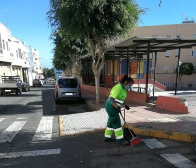 El servicio de limpieza de Telde lleva a cabo un plan de choque en Las Huesas