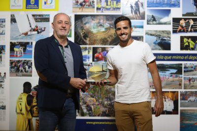 Francisco Castellano agasaja a Antomi Ramos tras conquistar el Campeonato del Mundo de Tenis Playa, celebrado en Italia
