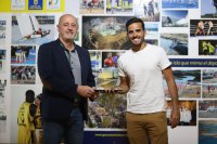 Francisco Castellano agasaja a Antomi Ramos tras conquistar el Campeonato del Mundo de Tenis Playa, celebrado en Italia