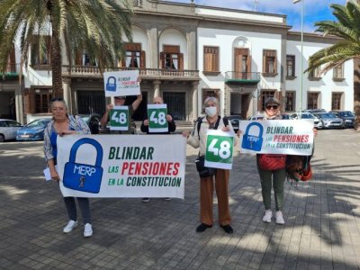 Organizaciones de j&oacute;venes y de pensionistas se movilizan  juntas en Canarias por el blindaje de las pensiones