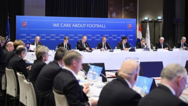 La UEFA retira la final de Champions a San Petersburgo y la fija en París