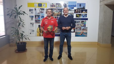 Francisco Castellano felicita Miguel &Aacute;ngel Gonz&aacute;lez, campe&oacute;n del mundo de Aeromodelismo en la especialidad de Combate