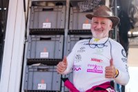 El Elefante Rosa del desierto avanza cabalgando las dunas del desierto