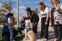 Candelaria Delgado entrega a Benjamín y Yogui la primera chapa acreditativa de perro de asistencia