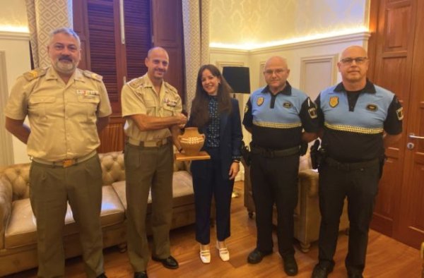 Gáldar da la bienvenida al coronel Nicolás González Chamorro en su visita institucional