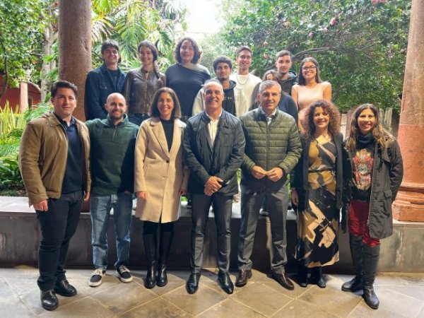 El vicepresidente y el comisionado visitan el instituto más antiguo de Canarias para hablar sobre el futuro del REF