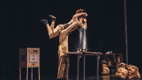 ‘Doppiozero’, un espectáculo circense con acrobacias y malabarismos culinarios en directo