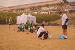 Gáldar: Una treintena de voluntarios limpian la playa de Bocabarranco