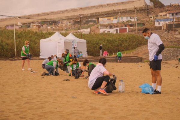 Gáldar: Una treintena de voluntarios limpian la playa de Bocabarranco