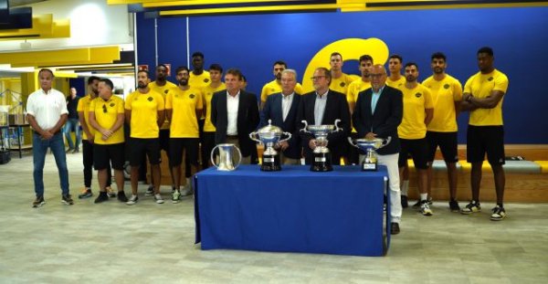 El Club Voleibol Guaguas brinda sus cuatro títulos a los empleados de Guaguas Municipales