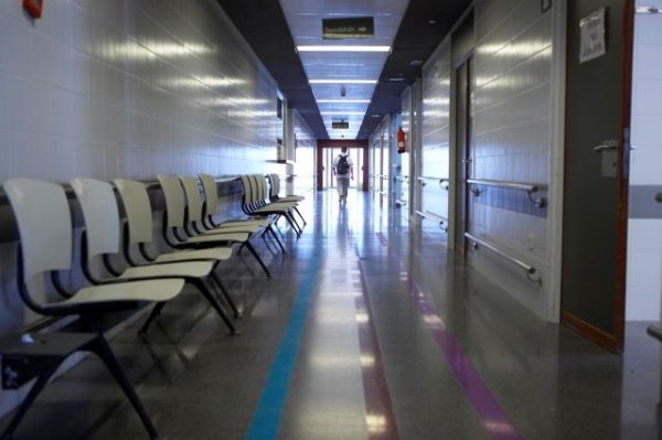 El Hospital Dr. Negrín pone en marcha en Urgencias un sistema de información por SMS a familiares