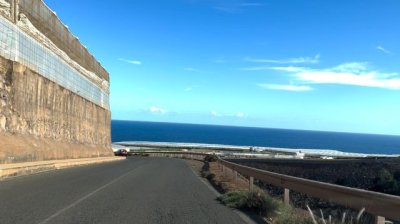 Gu&iacute;a: Asfaltado de la carretera del cementerio de La Atalaya a Caleta de Abajo y la de Roque Prieto a Barranquillo Moreno, cerrando ambas al tr&aacute;fico