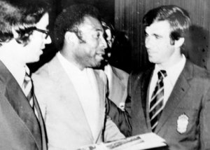 Reportajes: &#039;El abrazo en Madrid entre Pelé y Tonono, capitán de la UD Las Palmas&#039;, por Amado Moreno
