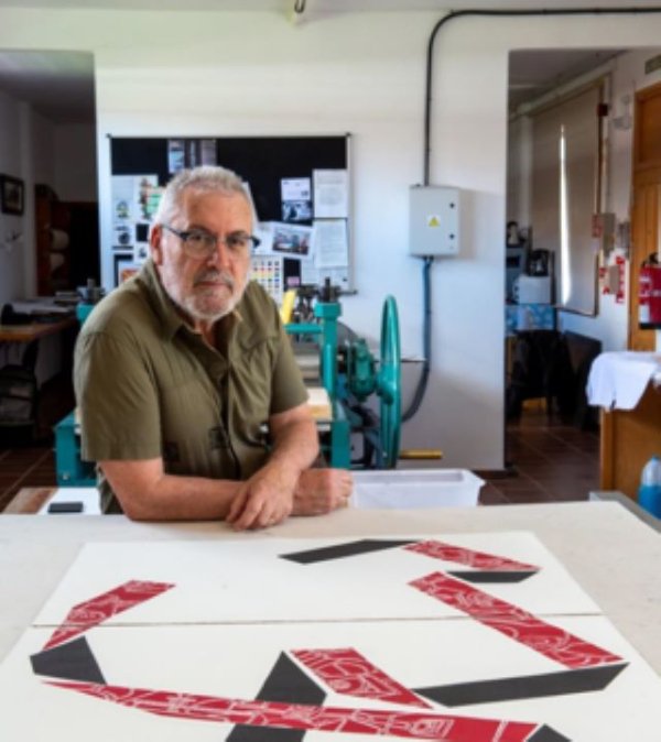 El artista &Aacute;ngel Arencibia ofrece una visita guiada a la muestra &lsquo;Gran Canaria Series de Obra Gr&aacute;fica&rsquo;