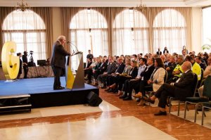 Pere Navarro (DGT): “Ni andando, ni en bicicleta; la forma más segura de desplazarse es en guagua, los datos lo avalan”