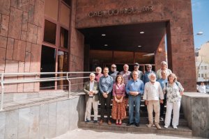 La Gomera: El Cabildo recibe a la tripulación de ‘La Peregrina’, el velero que cruzará el océano con medios del siglo XVII