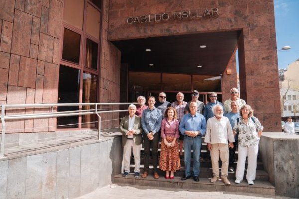 La Gomera: El Cabildo recibe a la tripulación de ‘La Peregrina’, el velero que cruzará el océano con medios del siglo XVII