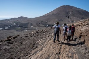 Trescientos estudiantes de Secundaria recorren la senda sostenible de Lanzarote