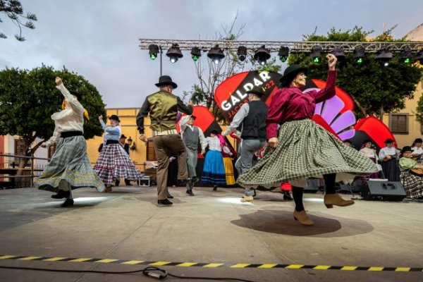 La Plaza de Santiago rebosa folclore con el Festival ‘Cantares a Gáldar’