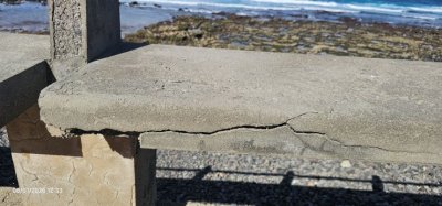 G&aacute;ldar: Siguen en mal estado los bancos de cemento de la Playa del Agujero