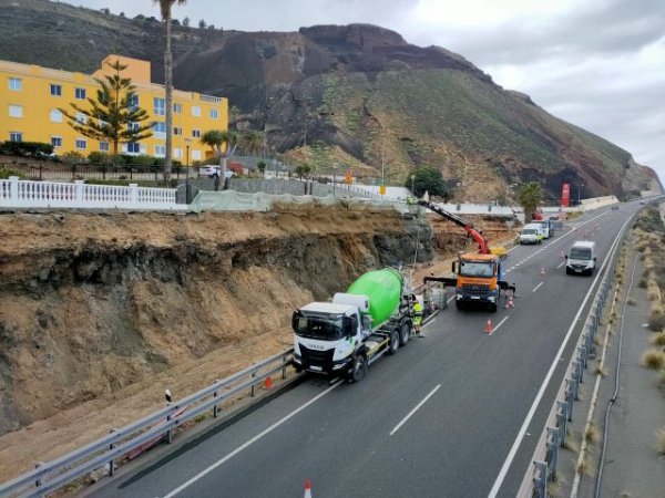 Obras Públicas del Cabildo invierte 400.000 euros en asegurar los taludes de la carretera del norte, GC-2, junto a Tinoca