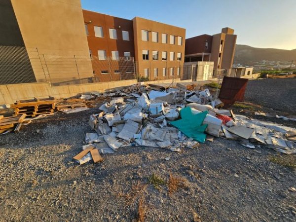 Basura y escombros rodean el IES Agáldar un año después de su apertura: el PSOE exige una actuación inmediata