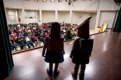 Los escolares de Valsequillo se acercan a la herrer&iacute;a y el hilado de lana en &lsquo;Sara y Darmo y los Oficios Artesanos&rsquo;