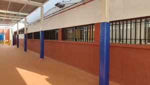 El Ayuntamiento de Guía renueva las protecciones de las columnas del patio del CEIP Juan Arencibia Sosa