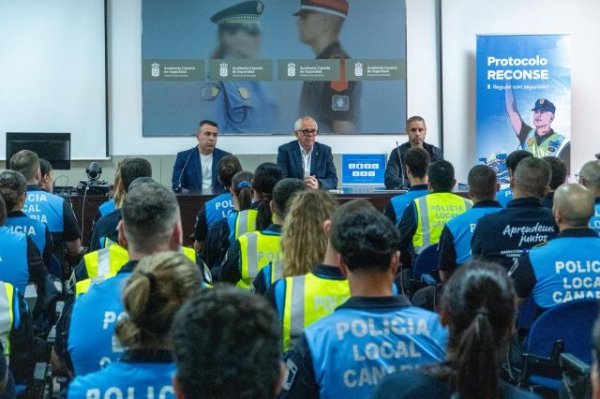 La Consejer&iacute;a de Presidencia entrega a los polic&iacute;as locales en formaci&oacute;n magnificadores para documentos falsos