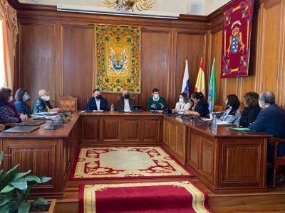 El Área de Salud de El Hierro coordina con Cabildo y ayuntamientos los protocolos COVID-19 en atención a domicilio