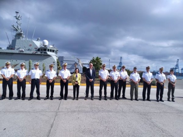 La ministra de Defensa visita unidades del Ejército de Tierra y de la Armada en Las Palmas