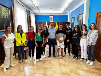El alcalde de Gu&iacute;a recibe a los alumnos y profesores del IES Noroeste que viajan a G&eacute;nova para participar en un proyecto de Desarrollo Sostenible