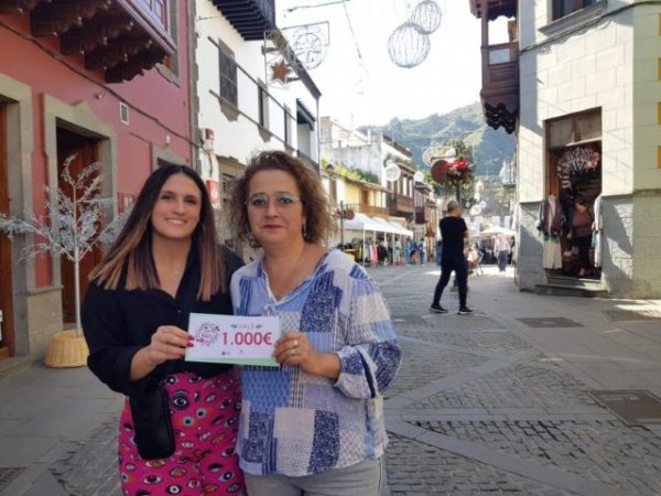 La ganadora del gran premio de “Regala en Teror” gastará hoy los 1000 € en los comercios del municipio