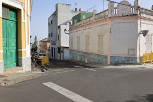 El Ayuntamiento impulsa obras para hacer m&aacute;s accesible los acerados en el casco de Valleseco