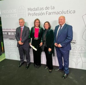 Luisa Pita, exjefa de Sanidad Ambiental del SCS, recibe la Medalla de Oro de la Profesión Farmacéutica