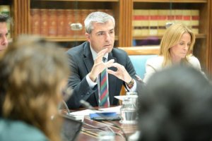 Manuel Dom&iacute;nguez anuncia medidas para la mejora de los precios de la cesta de la compra en Canarias