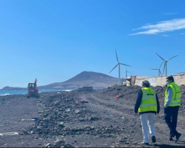 El vicepresidente visita las obras del paseo marítimo que está ejecutando el Cabildo en El Burrero