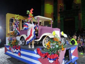 El ritmo y colorido de Am&eacute;rica Latina inund&oacute; las calles de Gu&iacute;a en la noche m&aacute;gica de la Cabalgata de Carrozas